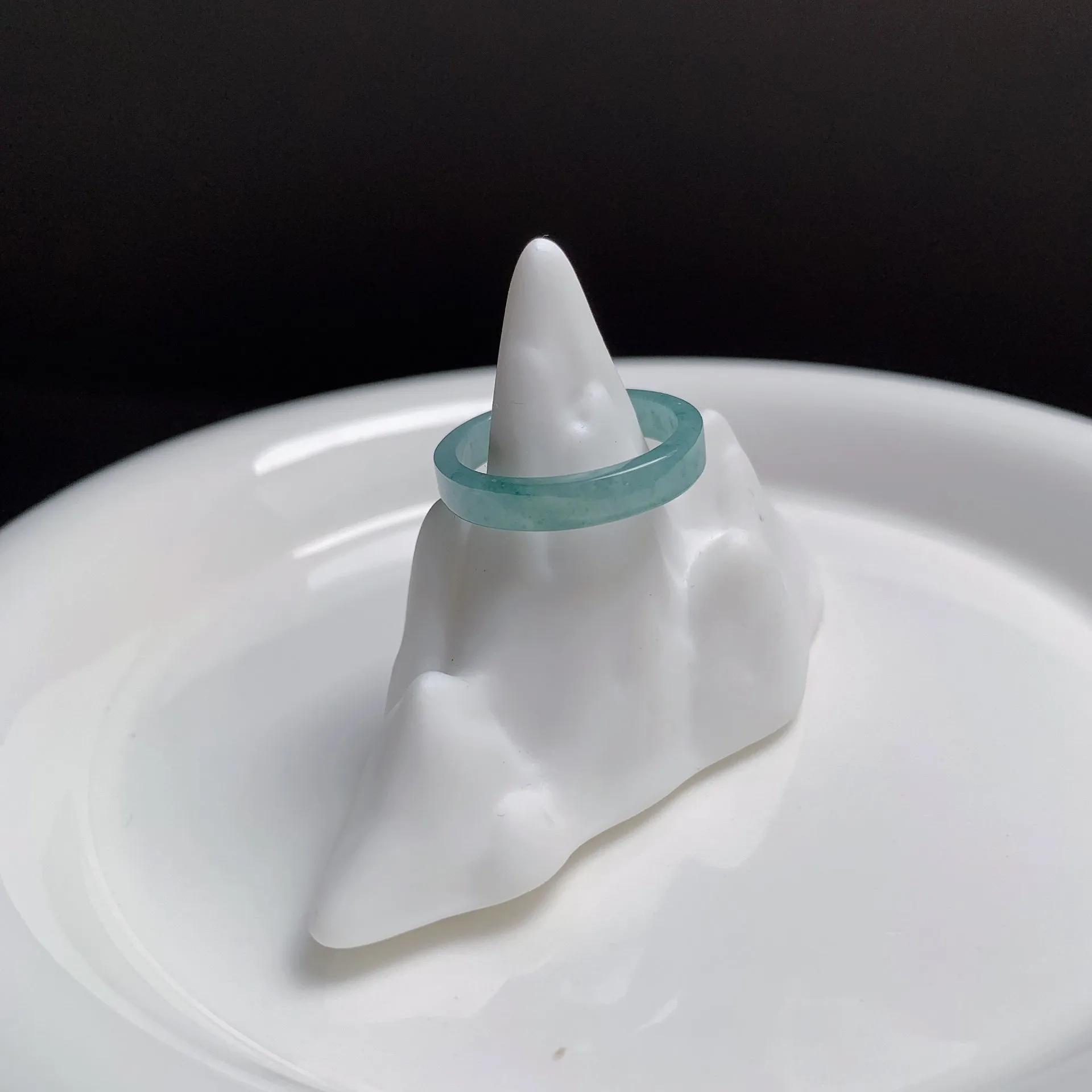 冰蓝绿翡翠戒圈