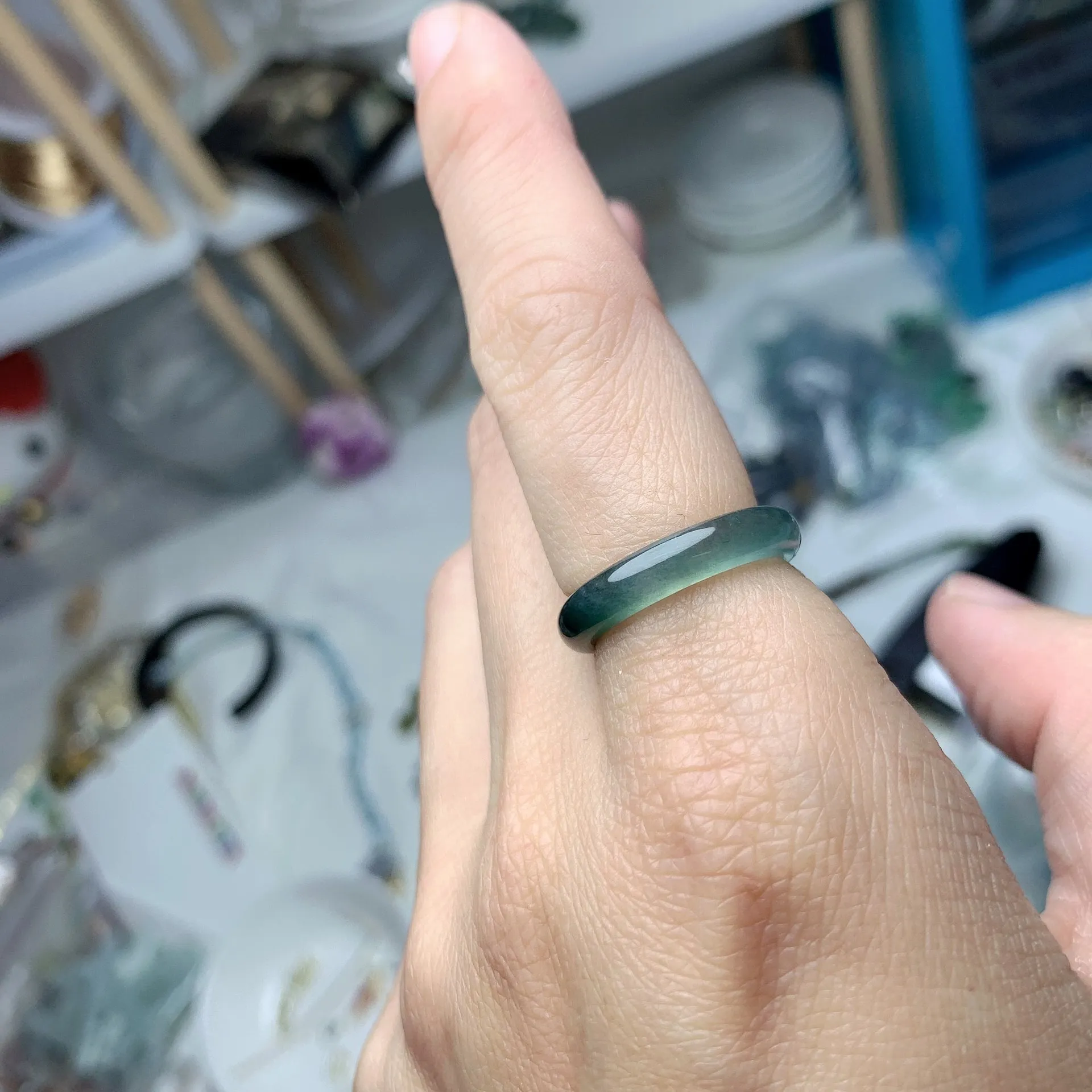 冰綠漸變翡翠戒圈[港碼11]